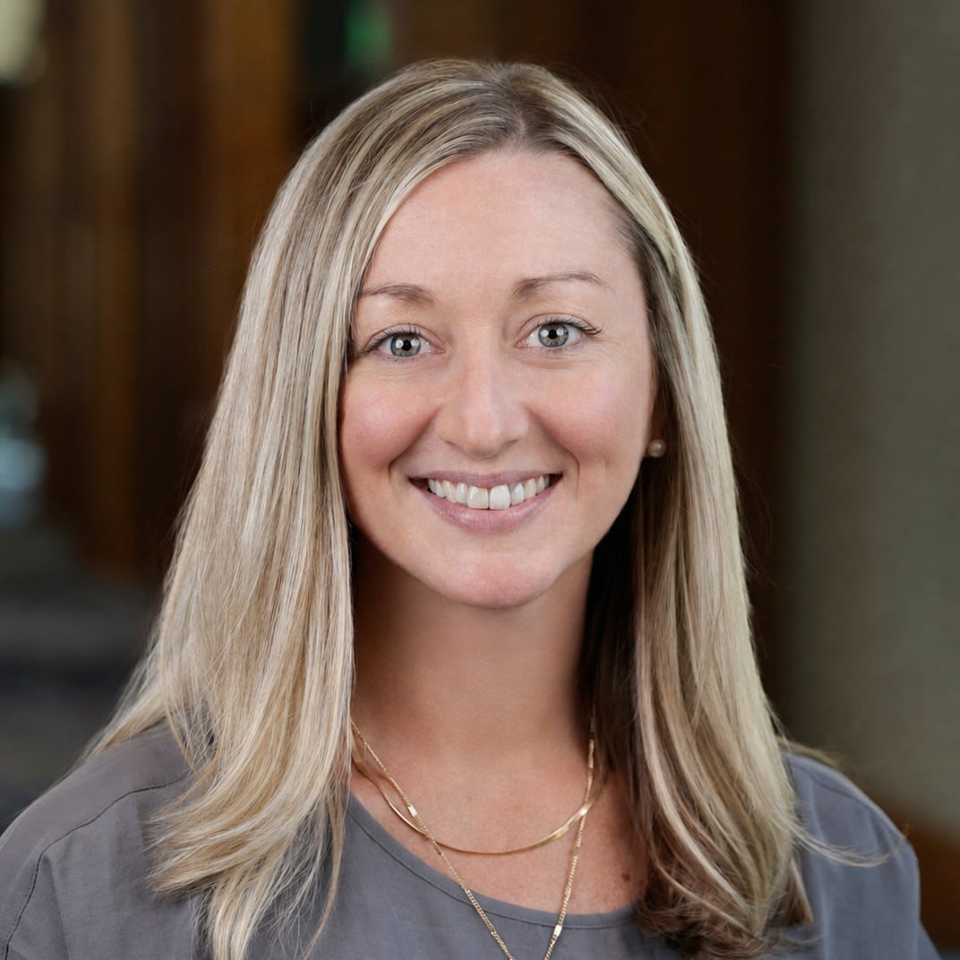 Amanda Whipple Headshot